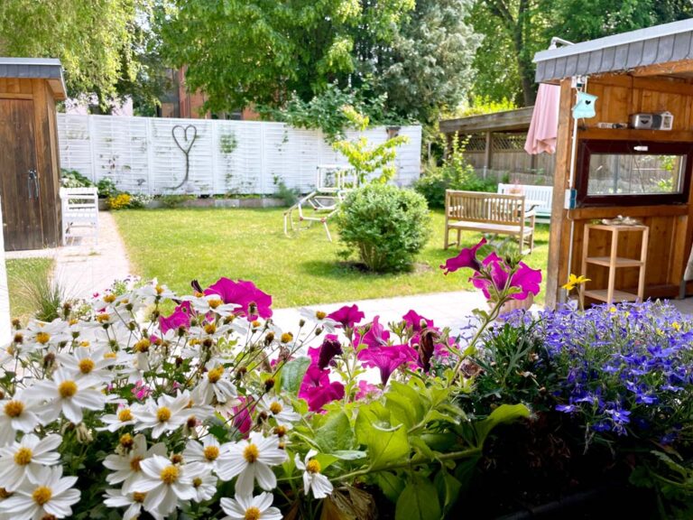 Blick in den Garten aus 1. Schlafraum unten