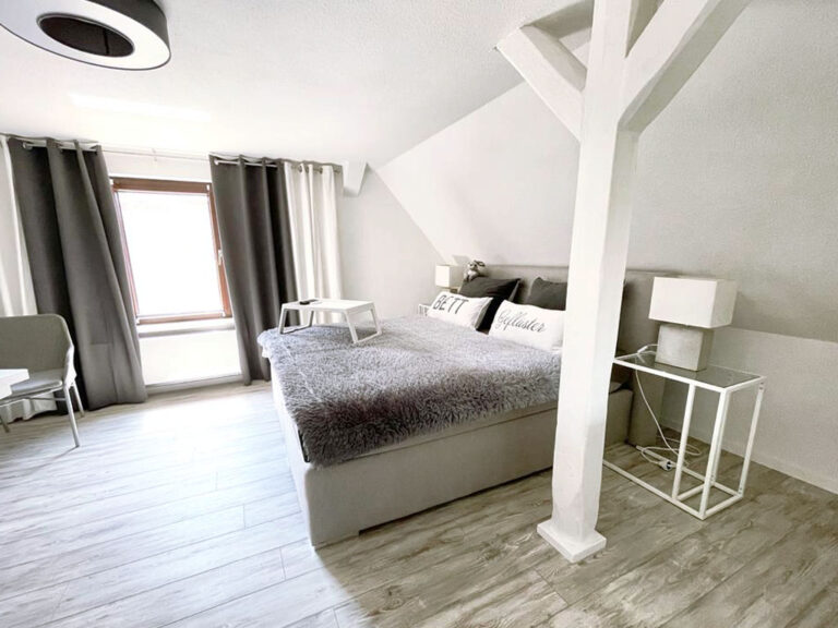 Schlafraum oben mit Boxspringbett
